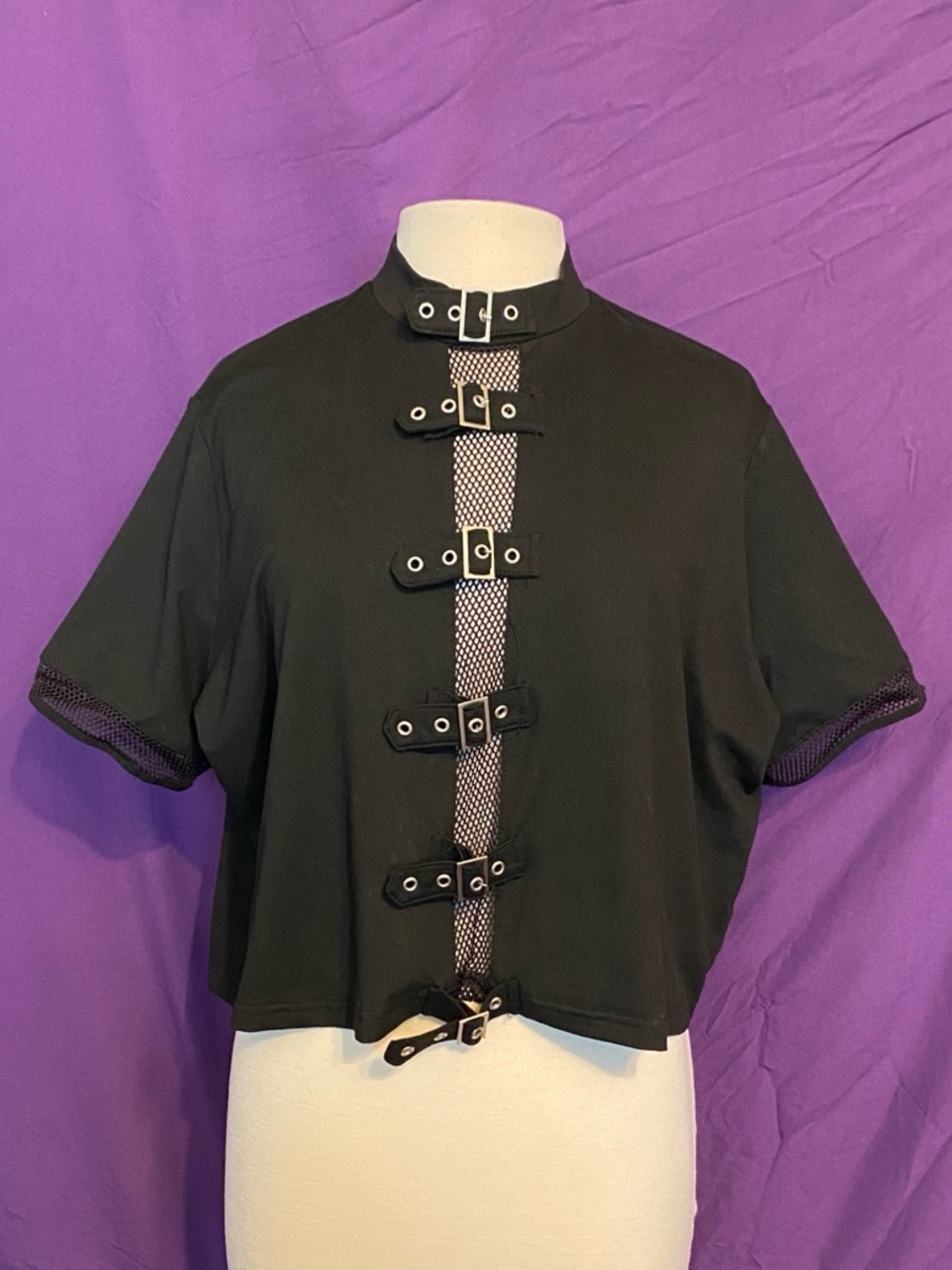 Black Buckle-Front Mesh-Panel Crop Top. Size 4X.